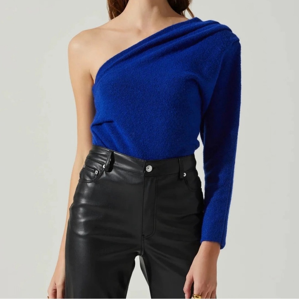 ASTR the Label Cosima One Sleeve Sweater in Blue Size Large